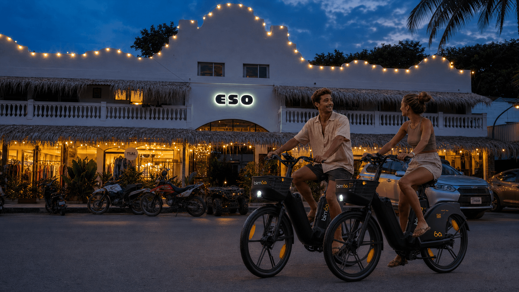 Dos personas en bicicletas eléctricas Bimba en Santa Teresa al anochecer