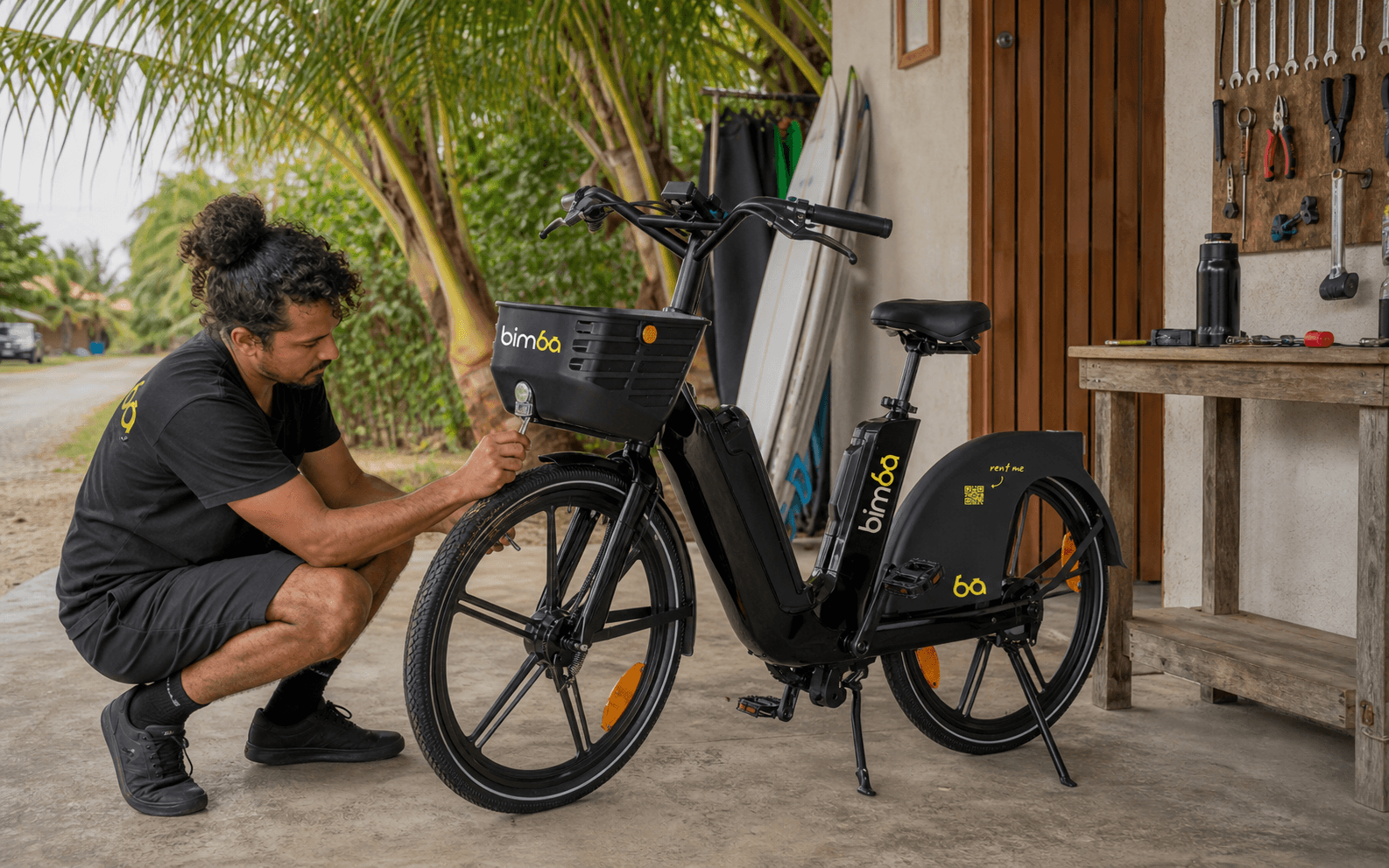 Técnico local de Bimba revisando una bicicleta eléctrica compartida en Santa Teresa