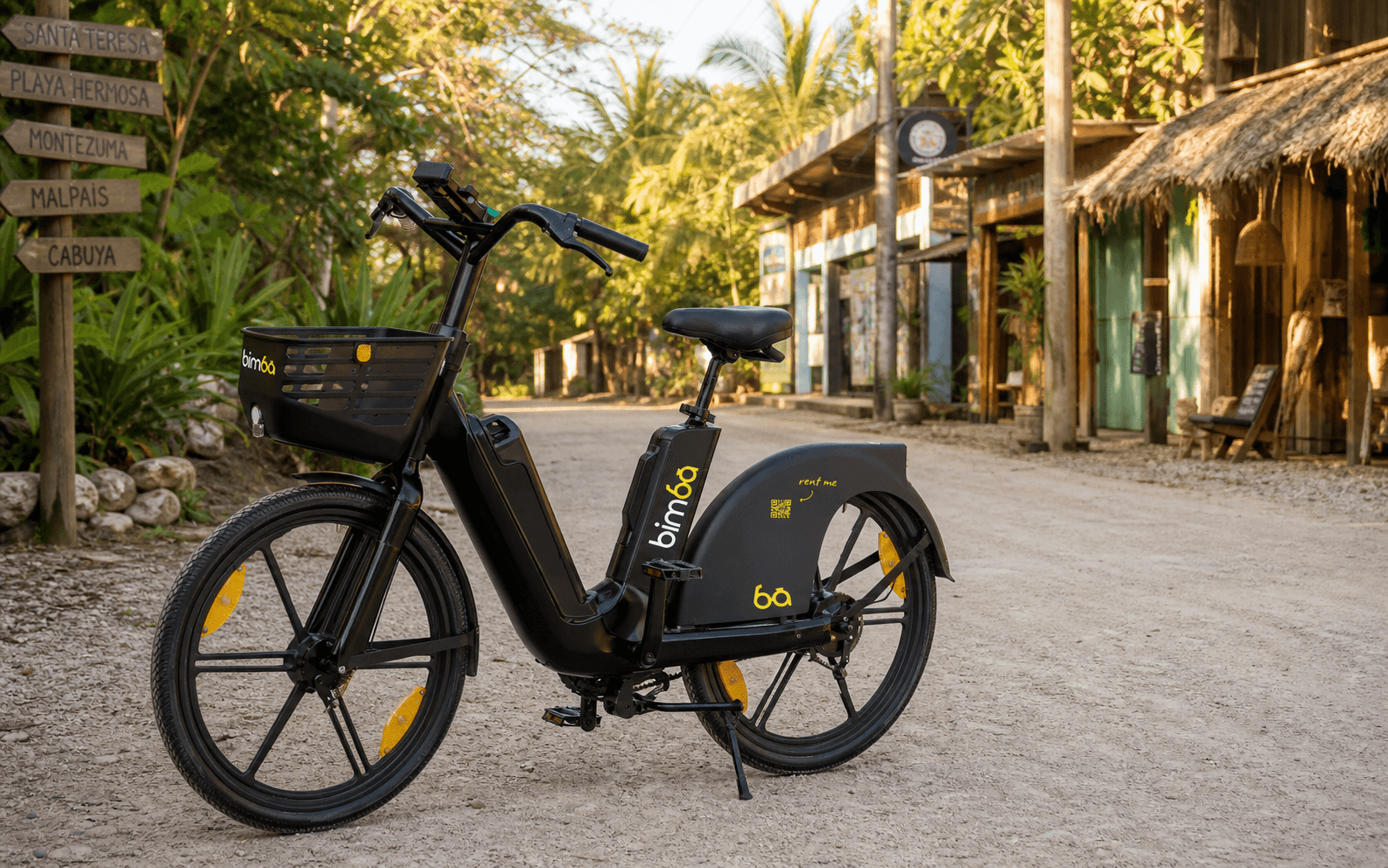 Bicicleta eléctrica Bimba negra en una calle tropical de Santa Teresa