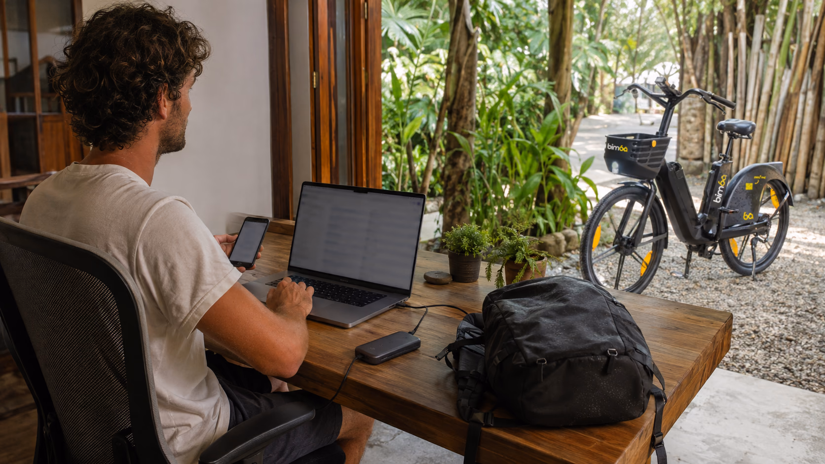 Trabajador comprobando Wi-Fi y datos móviles desde el escritorio real
