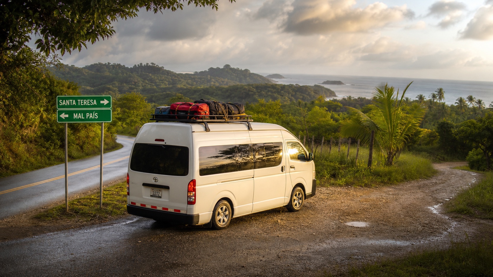 Shuttle compartido en el cruce de Santa Teresa y Mal País, Costa Rica