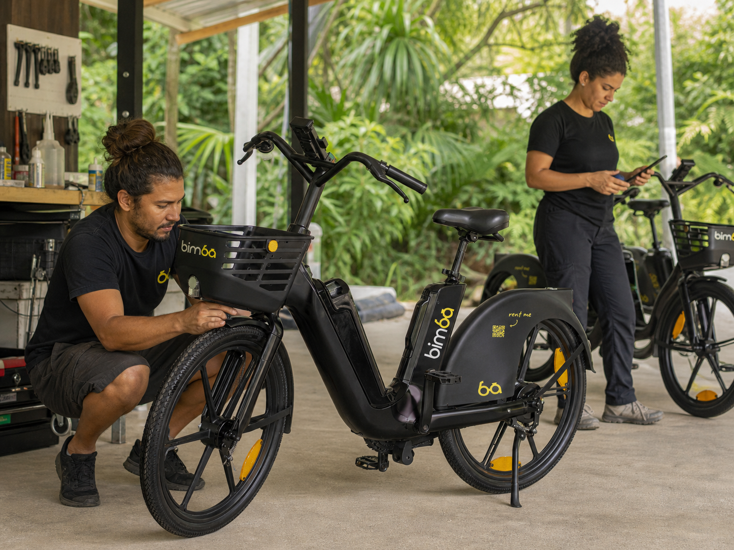 Equipo local Bimba revisando bicicletas eléctricas