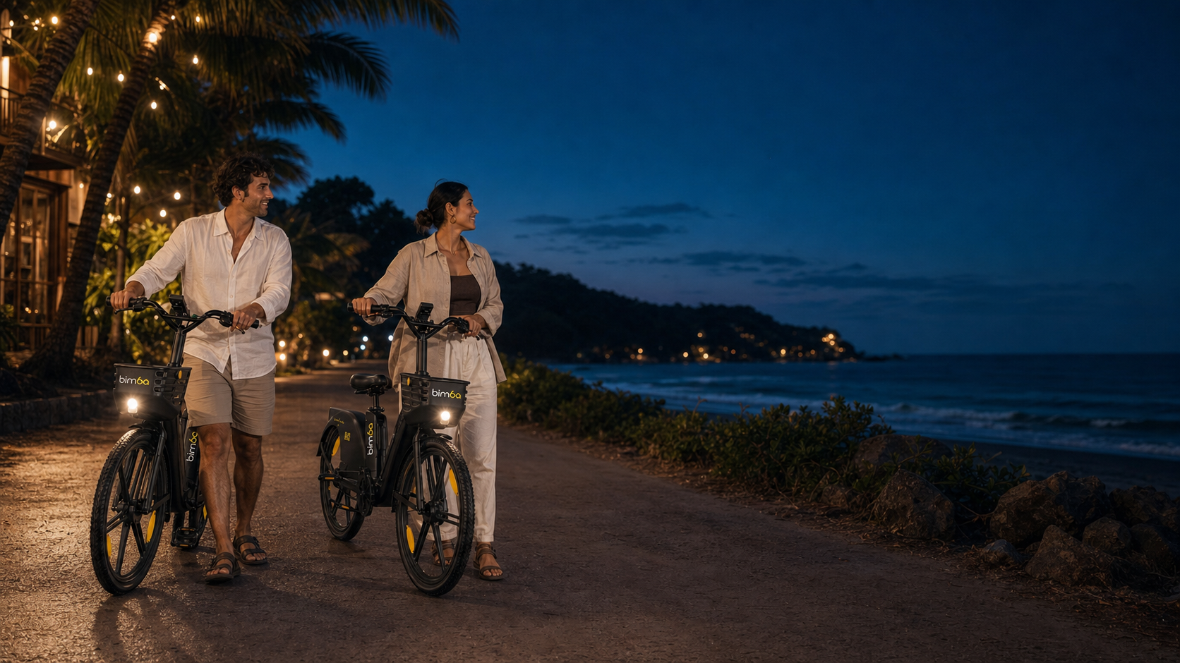 Dos personas caminando con bicicletas eléctricas Bimba junto a la costa de Santa Teresa