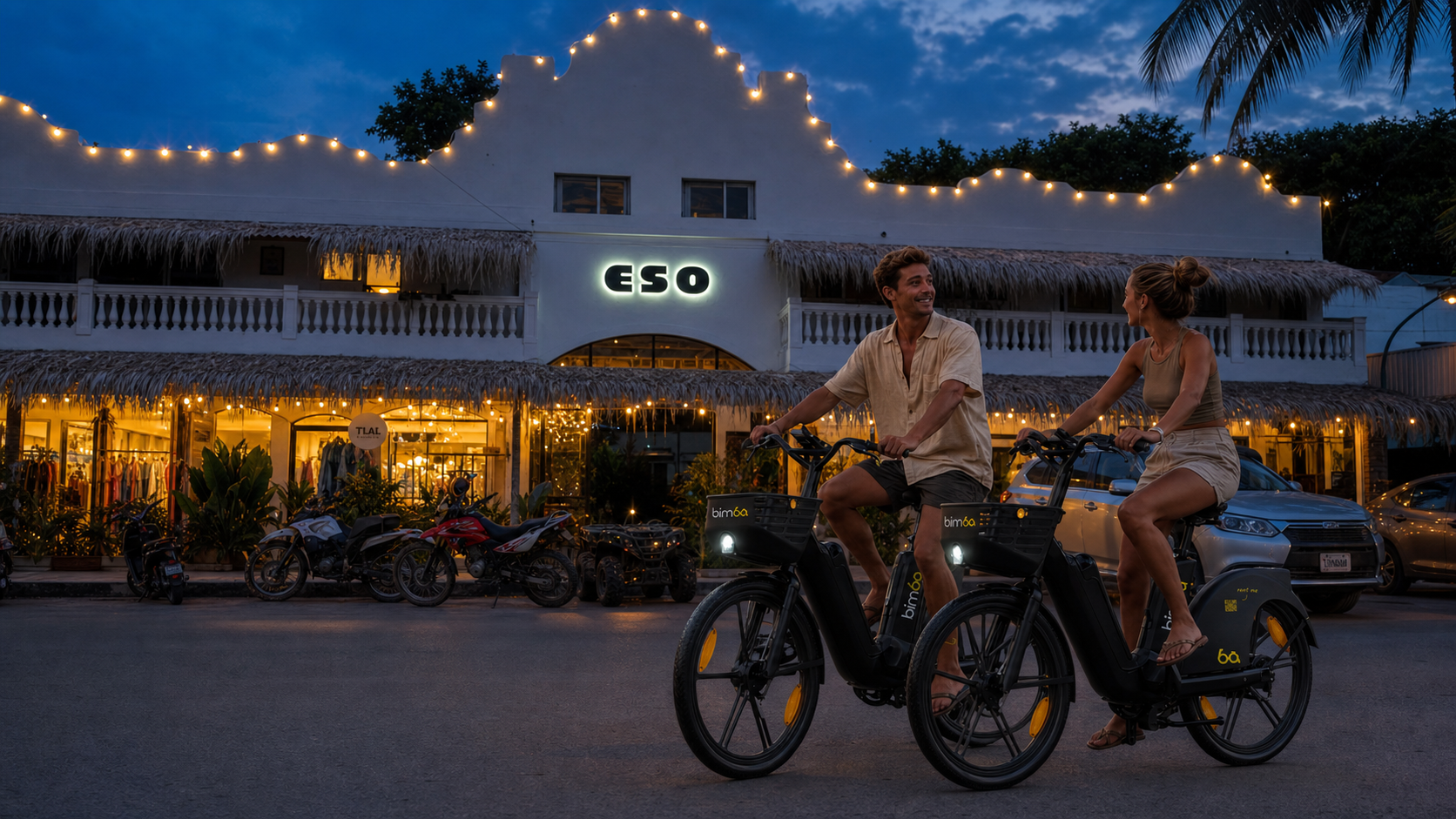 Dos personas en bicicletas eléctricas Bimba en Santa Teresa al anochecer
