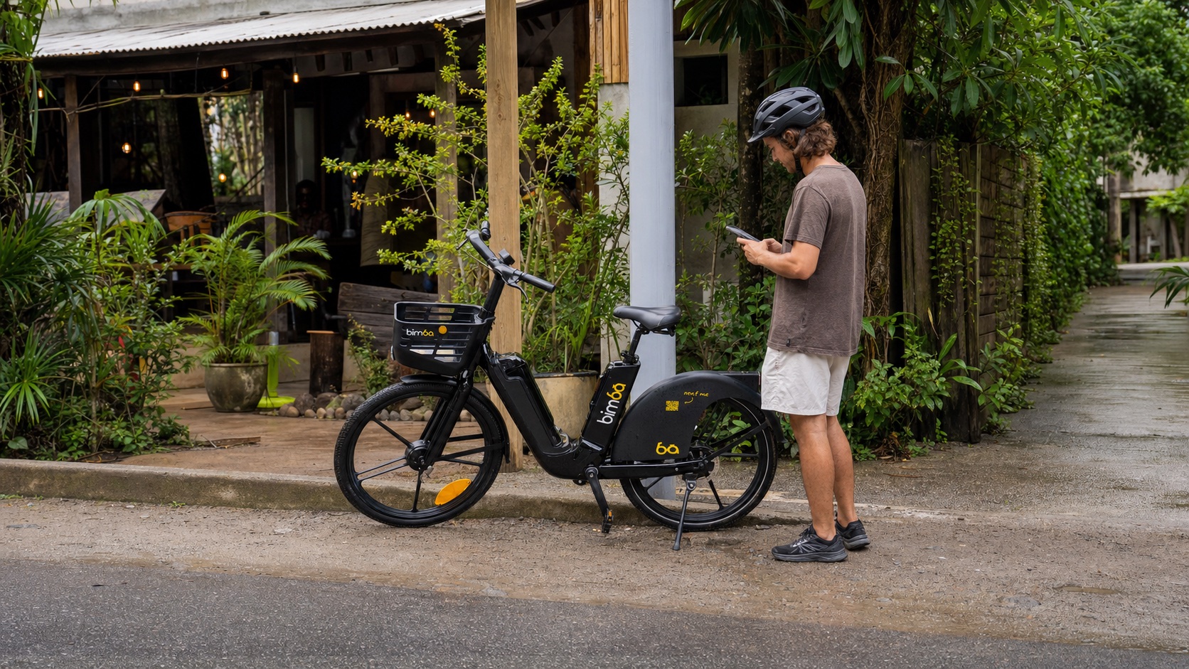 Persona finalizando un viaje después de estacionar correctamente una bicicleta Bimba