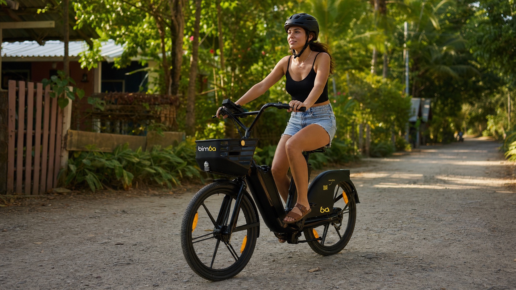 Persona con casco viajando en bicicleta eléctrica Bimba por Santa Teresa