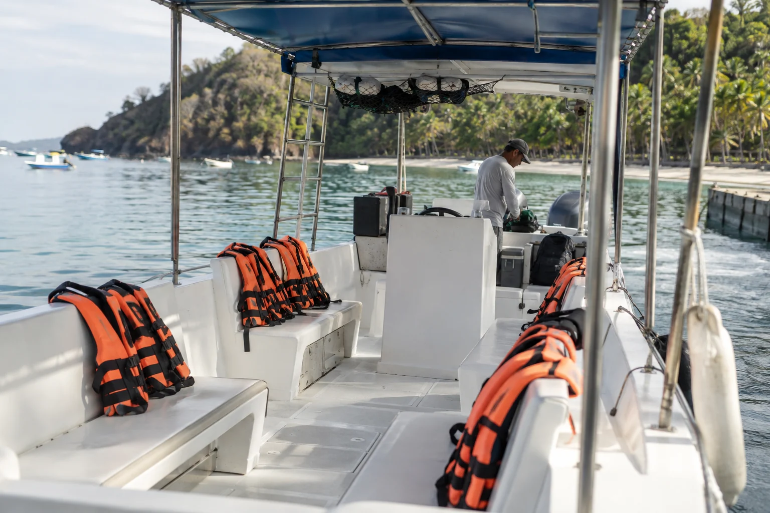 Chalecos salvavidas preparados en un barco antes de una excursión costera