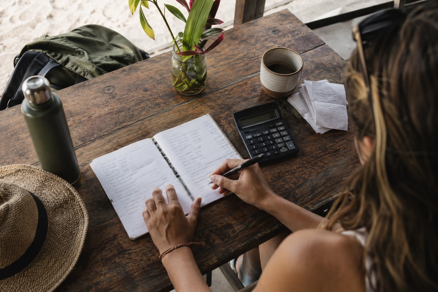 Cuaderno y calculadora utilizados para revisar gastos diarios de viaje