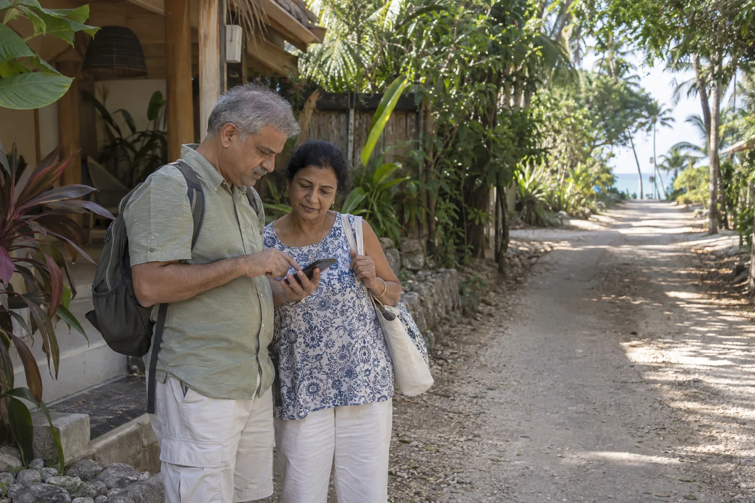 Viajeros mayores revisan una ruta peatonal ilustrativa desde un alojamiento tropical sin nombre